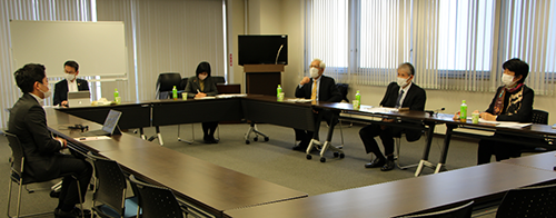 The committee receives explanations from Shinjuku Branch sales employees