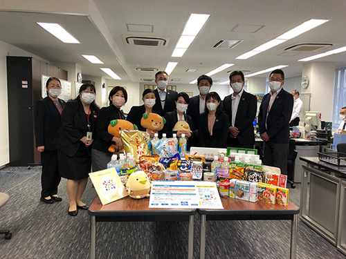 集まった食品と松山支店のメンバー
